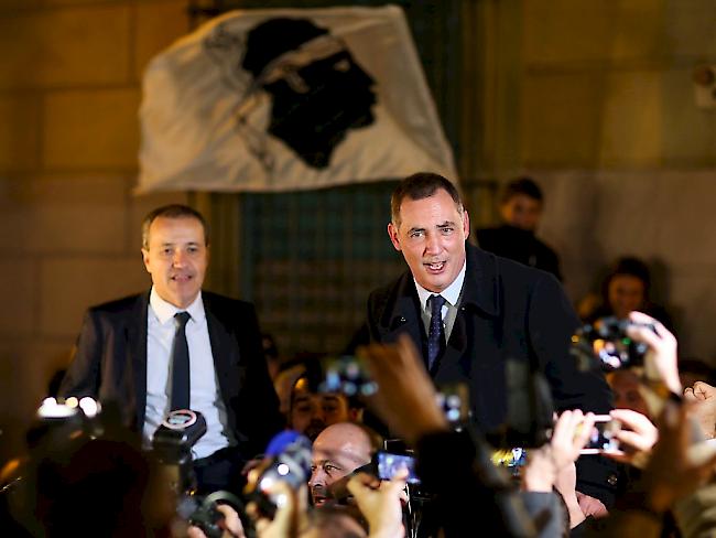 Auf Korsika haben die Nationalisten das Ruder übernommen. Während Gilles Simeoni (r) als Chef der Regionalregierung fungiert, wurde Jean-Guy Talamoni an die Spitze der Regionalversammlung gewählt. (Archivbild)