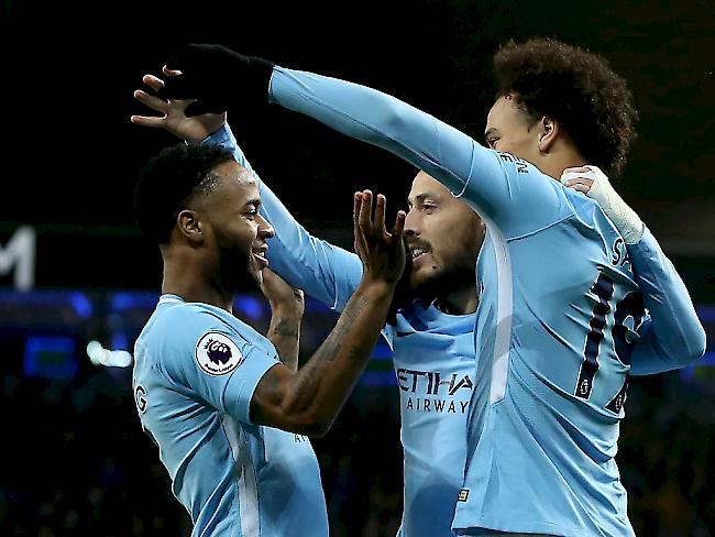 Raheem Sterling (links) von Manchester City lässt sich nach seinem Blitztor im Match gegen Watford feiern