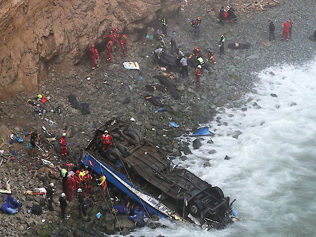 Dutzende Passagiere kamen beim Sturz des Busses von einer Klippe nördlich von Perus Hauptstadt Lima ums Leben.