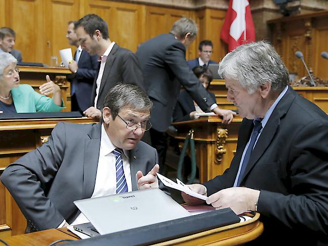 Nach 15 Jahren im Nationalrat tritt der St. Galler CVP-Politiker Jakob Büchler (links) im März 2018 zurück. (Archivbild KEYSTONE/Peter Klaunzer)