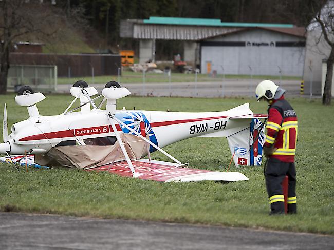 Ein Kleinflugzeug wurde auf dem Gelände der Ruag beim Flugplatz Buochs NW vom Wintersturm Burglind auf den Rücken gelegt.
