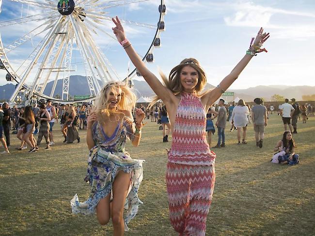 Besucherinnen am letztjährigen Coachella Music & Arts Festival im kalifornischen Indio. Heuer sind Beyoncé, Eminem und The Weeknd die Headliner.