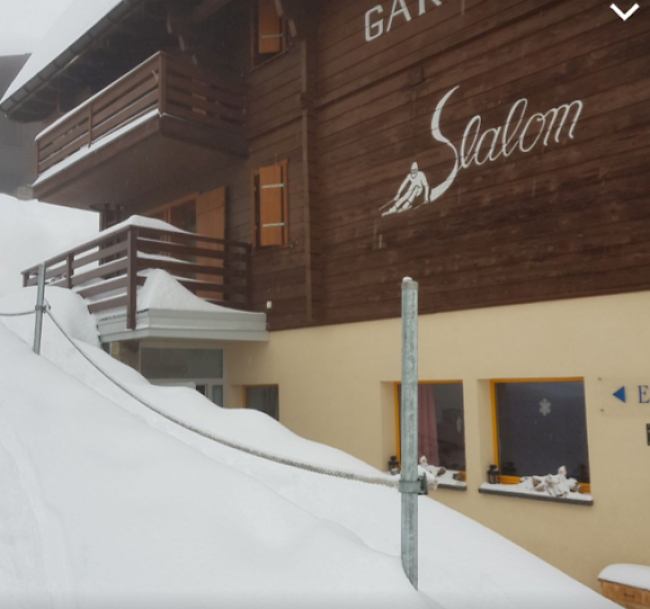 Hotelier Reto Stucky vom Hotel Slalom auf Bettmeralp kämpft mit den Schneemassen.