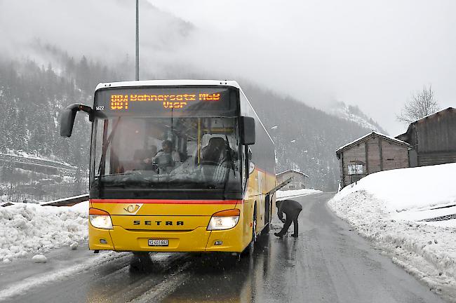 Wegen Schneeverwehungen auf den Geleisen musste die MGBahn am Mittwoch Bahnersatzbusse im Mattertal einsetzen. 