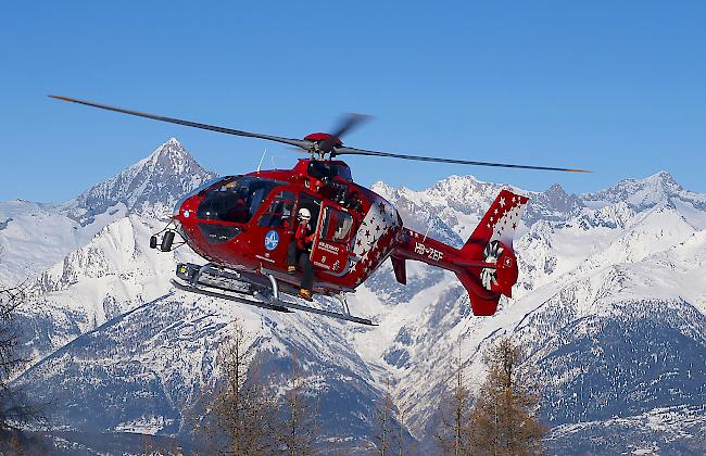 Rasche Hilfe. Die Air Zermatt musste während der Festtage 2017/18 weniger verunfallte Wintersportler bergen als im Vorjahr.