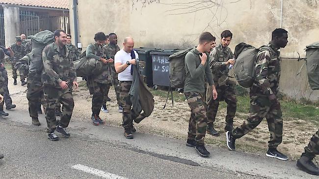 Das militärische Material ist gefasst, auch Trainer Gabri (mitte) machte mit.