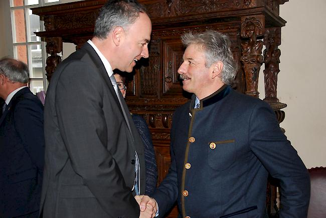 Staatsrat Christophe Darbellay begrüsste Grossratspräsident Diego Wellig (rechts).