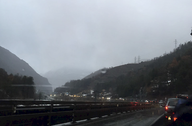 Der Erdrutsch bei Stalden sorgt am Montagnachmittag für einen grösseren Verkehrsstau. 