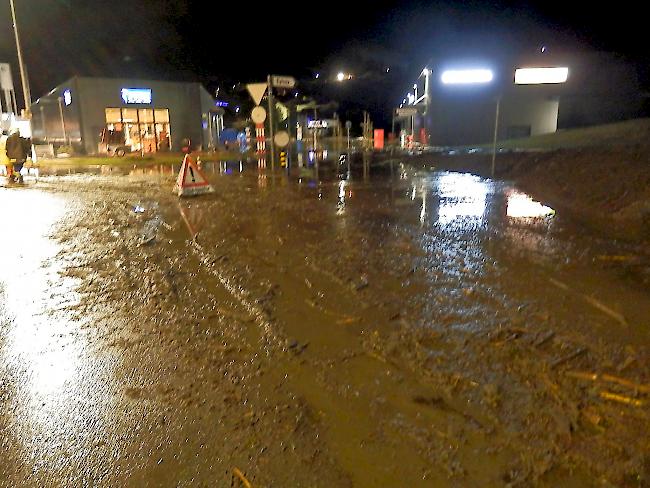 Murgang. Der Kreisel in Eyholz zur Abzweigung Lalden ist komplett geflutet.