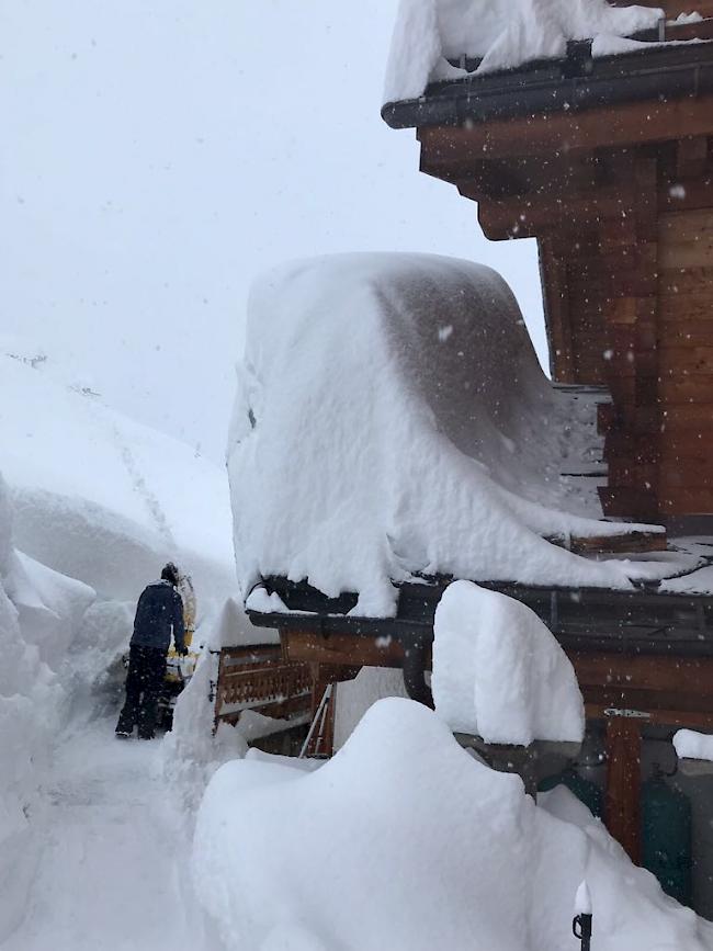 Schneeräumungsarbeiten auf dem Furri in Zermatt. 