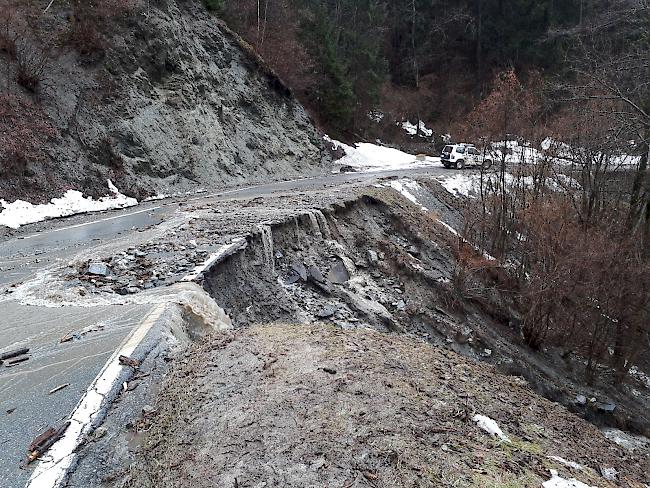 Mehrere Erdrutsche machen die Strasse zwischen Turtmann und Oberems am Dienstag unpassierbar. 