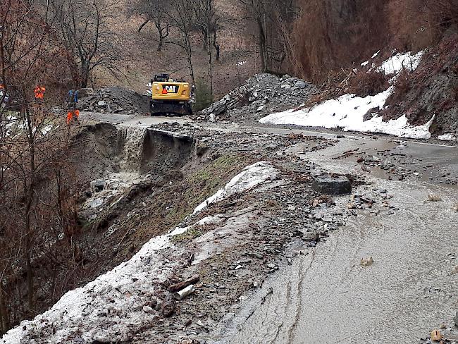 Mehrere Erdrutsche machen die Strasse zwischen Turtmann und Oberems am Dienstag unpassierbar. 