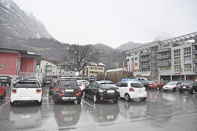 Auf dem Parkplatz Kelchplatz in Naters darf weiterhin in der erste Stunde kostenlos geparkt werden.