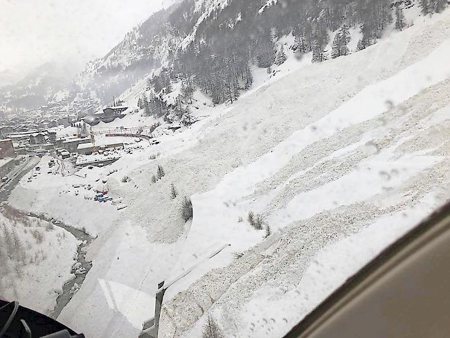 Zur besseren Wintersicherheit will die Gemeinde Zermatt unter anderem bei der Dorfausfahrt beim «Lüegelti» eine Strassengalerie.
