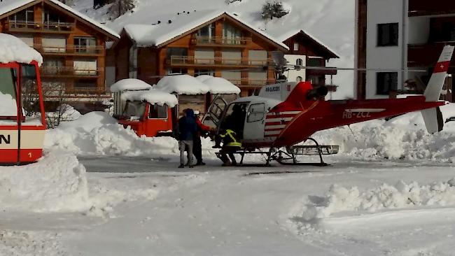 Vier Helikopter der Air Zermatt sind durchgehend im Einsatz.
