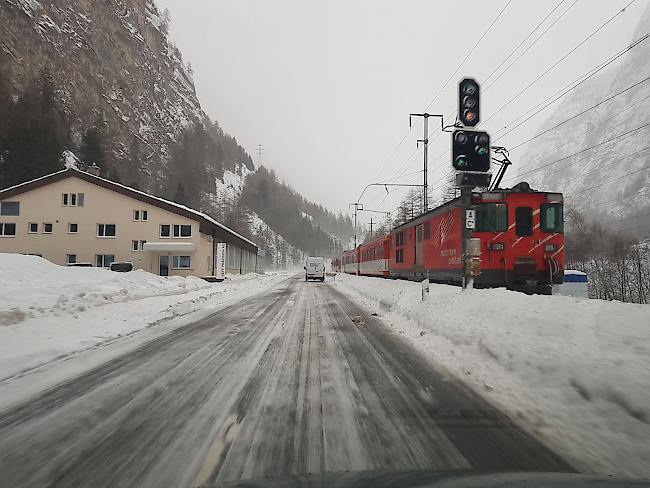 Zwischen Täsch und Zermatt verkehren derzeit keine Züge. Auch die Strasse  ins Matterhorndorf ist wegen Lawinengefahr geschlossen. 