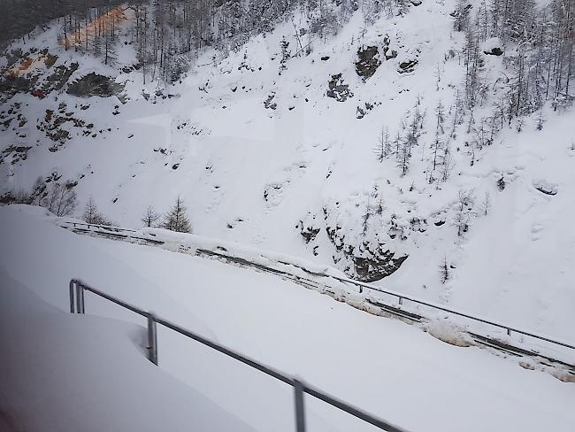Verschneite Strasse ins Matterhorndorf