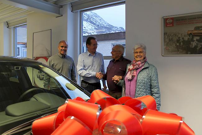 Garagist Willy Marner und Mengis Geschäftsführer Kurt Zuber gratulieren den WB-Abonnenten Simon und Bernadette Andres (von links).