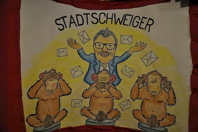 «Stadtschweiger» Eduard Brogli in Gesellschaft der drei Affen.