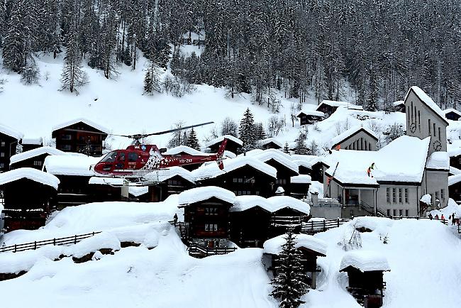 Das Kirchendach in Blatten im Lötschental muss von den Schneemassen befreit werden. 