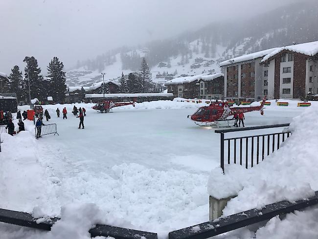 Luftbrücke. Am Montag flogen Helikopter Touristen aus Zermatt.