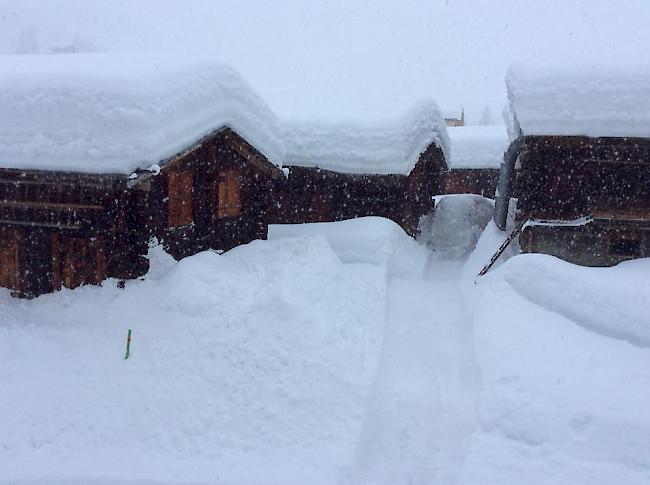 Schneemassen in Blatten im Lötschental am Montag. 
