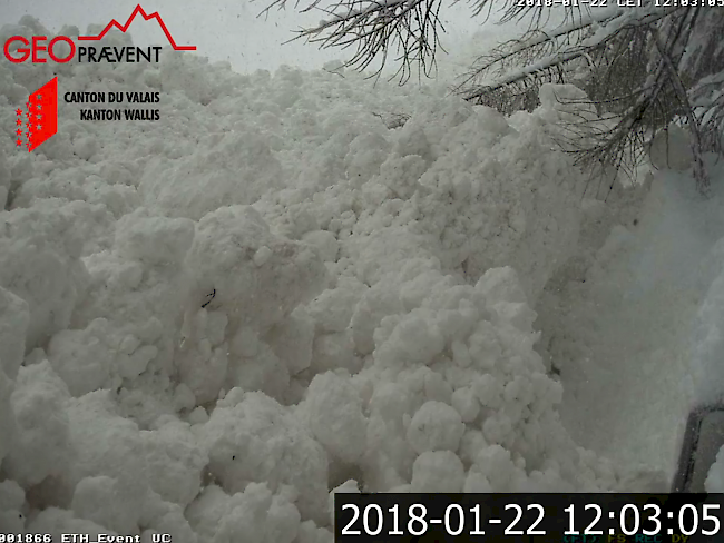 Schneemassen der Schusslawine stürzen bei Zermatt zu Tal.