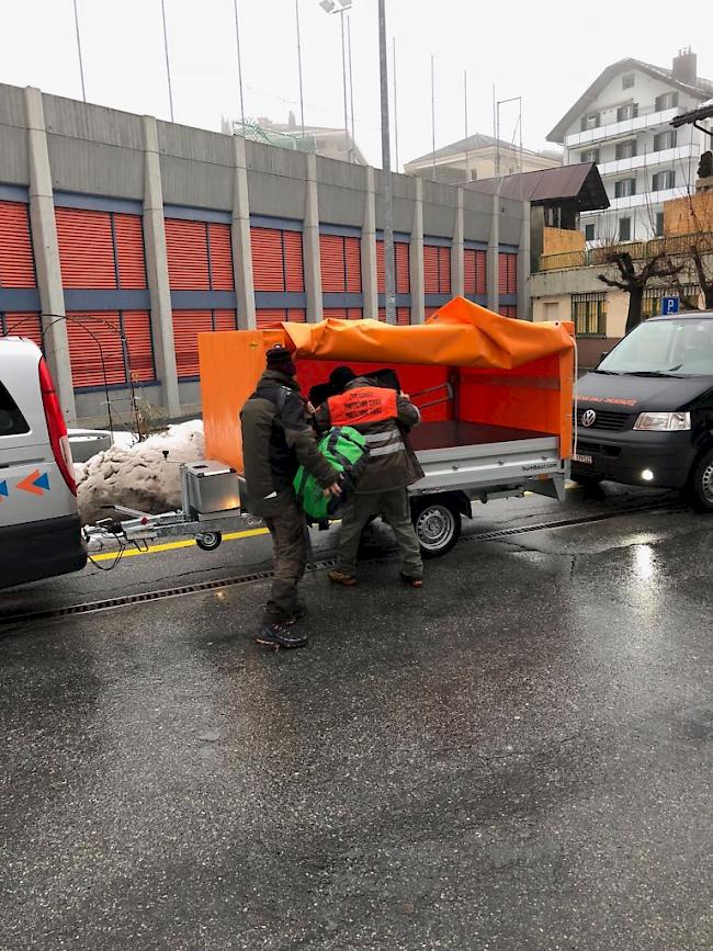 Der Zivilschutz unterstützt den Heli-Shuttle Zermatt: Am Dienstagmorgen wird in Stalden das Gepäck gesammelt, um die Fracht anschliessend nach Visp zu transportieren.