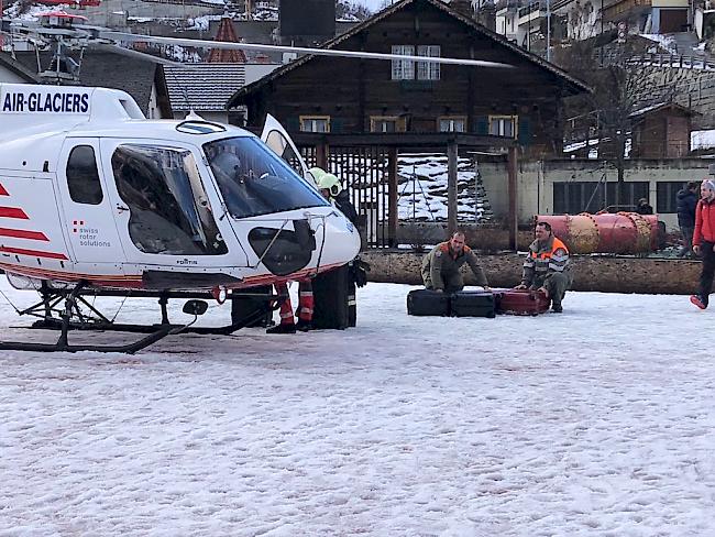 Der Zivilschutz unterstützt den Heli-Shuttle Zermatt: Am Dienstagmorgen wird in Stalden das Gepäck gesammelt, um die Fracht anschliessend nach Visp zu transportieren. 

Der Zivilschutz unterstützt den Heli-Shuttle Zermatt: Am Dienstagmorgen wird in Stalden das Gepäck gesammelt, um die Fracht anschliessend nach Visp zu transportieren.
