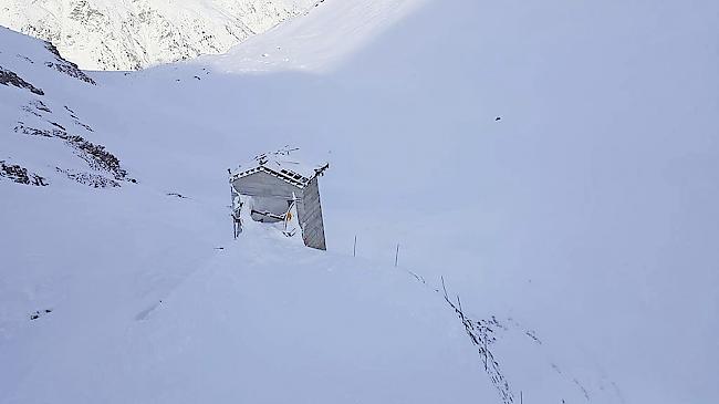 Die von einer Lawine zerstörte Talstation des Sessellifts «Kumme» in Zermatt.