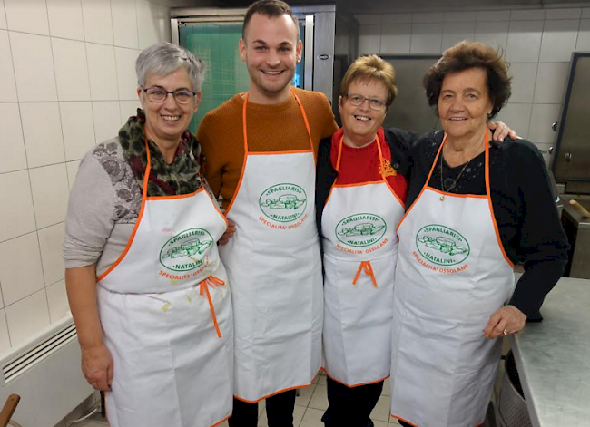 Das vierköpfige Küchenteam Beatrice Squaratti, Sebi Squaratti, Hanny Jordan und Marie Tscherrig hat die kulinarischen Erwartungen der Gondoneser Fasnächtler voll erfüllt.