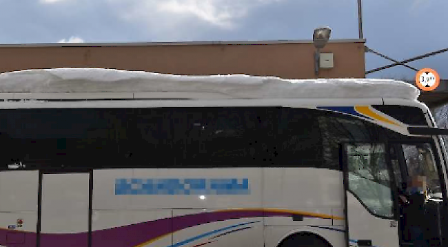 Wegen zu viel Schnees auf dem Dach ist der schwedische Reisebus aus dem Verkehr gezogen worden.