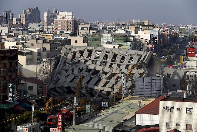 Taiwan wird immer wieder von Erdbeben erschüttert, weil die Insel in der Nähe einer Bruchstelle zweier tektonischer Platten liegt. Im Februar 2016 stürzten wegen eines Bebens der Stärke 6,4 in Tainan mehrere mehrstöckige Wohnhäuser ein (Archivbild). 
