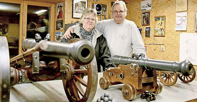 Margrith und Edgar Heynen mit ihren Kanonen in Ausserberg.