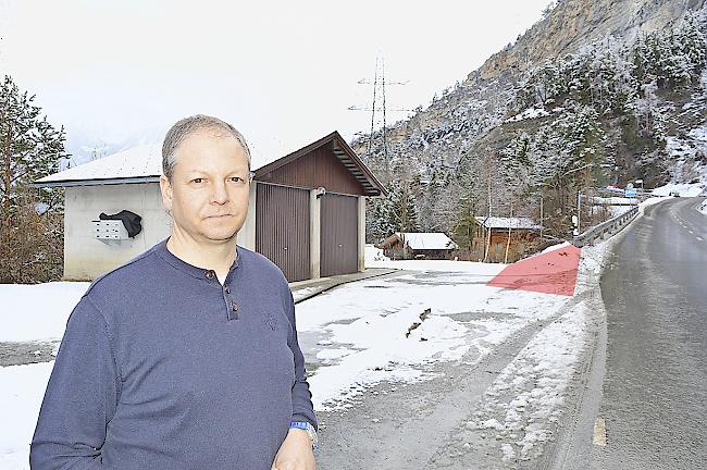 Frank Vogler ist deprimiert: Die Schneeräumung pflügt den Schnee von beiden Strassenseiten jeweils vor seine Garagenausfahrt (rot markiert).
