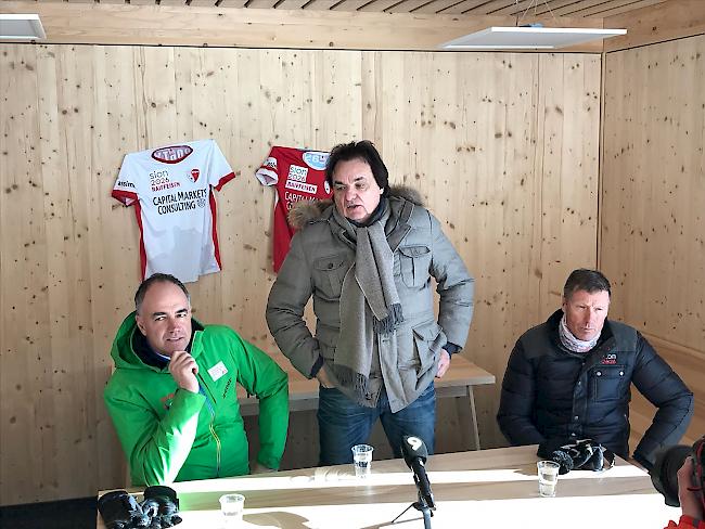 Staatsrat Christophe Darbellay, FC-Sitten-Präsident Christian Constantin sowie Skirennfahrer Pirmin Zurbriggen signalisieren auf der Hörnlihütte am Fusse des Matterhorns ihre Unterstützung  für die Kandidatur «Sion 2026».