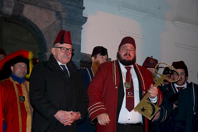 Grossvezier Ben Tradi Medizinali alias Thomas Bregy (rechts) hält endlich die Schlüssel zu Mekka in den Händen. Stadtpräsident Louis Ursprung ist entmachtet. 