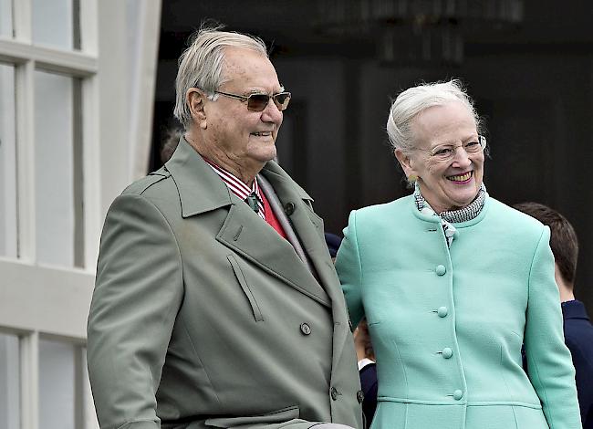 Prinz Henrik mit seiner Ehefrau, der dänischen Königin Margrethe II (Archivbild).