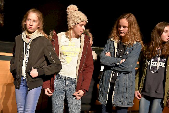 Impressionen von «Tod der Liebe», mit dem Oberwalliser Jugendliche am Donnerstagabend im Visper La Poste Premiere feierten.