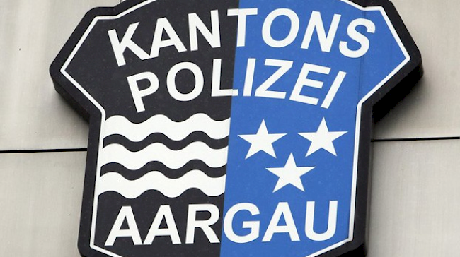 Die Kantonspolizei Aargau hat in Spreitenbach ein Ehepaar und ein Kind tot aufgefunden.