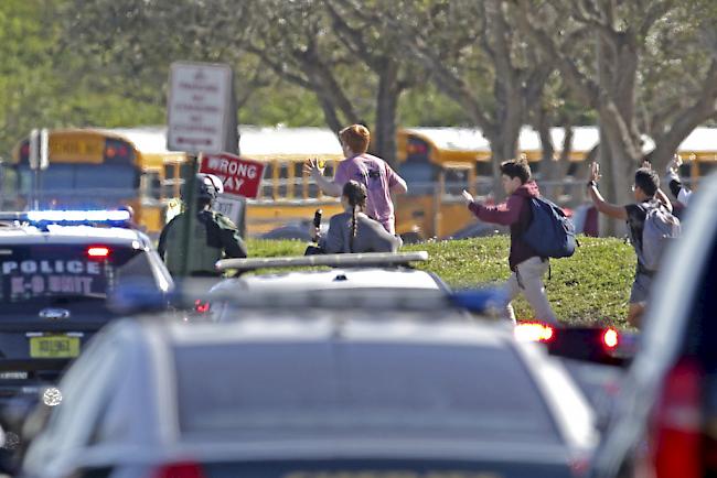 An einer Schule im US-Bundesstaat Florida hat ein 19-Jähriger um sich geschossen und dabei 17 Menschen getötet.