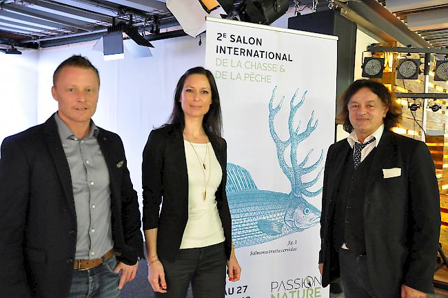Werben für einen Besuch der Messe "Leidenschaft Natur": Präsident Jean-Pierre Seppey, Vizepräsidentin Valérie Pellissier, und Daniel Kalbermatter, Präsident des kantonalen Walliser Jägerverbands (von rechts).