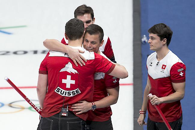 Die Erlösung nach einem dramatischen Spiel, die Schweizer Curler stehen im Halbfinal.