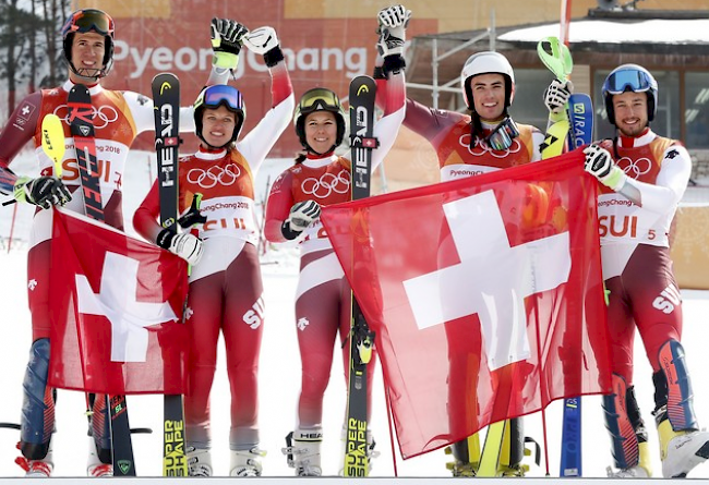 Ramon Zenhäusern, Denis Feierabend, Wendy Holdener, Daniel Yule und Ersatzfahrer Luca Aerni (von links) feiern den Olympiasieg.