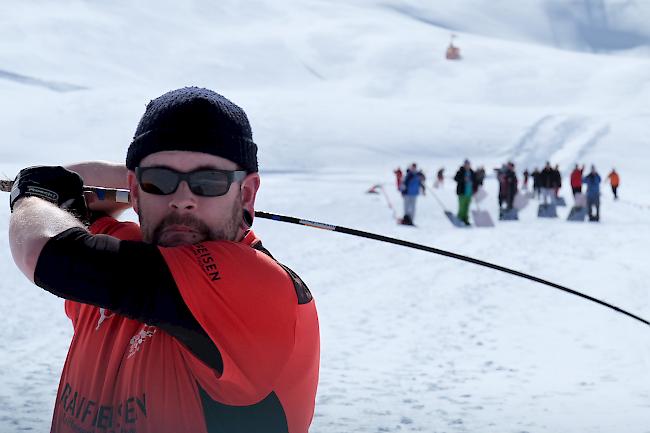 Ein Teilnehmer beim Abschlag am 3. Alpinen Schneehornussen auf der Gemmi.
