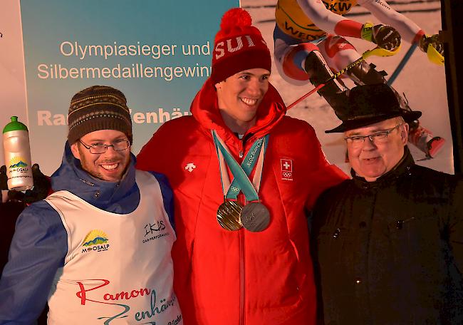 Bürchens Gemeindepräsident Philipp Zenhäusern (links) und Visps Gemeindepräsident Niklaus Furger richteten anerkennende Worte an den Olympia-Helden.