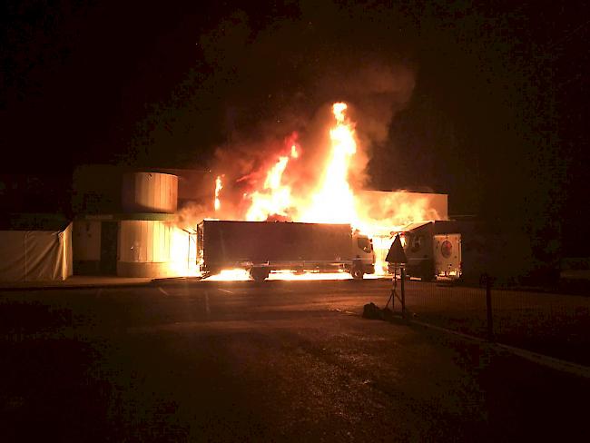 Bei einem Gebäudekomplex in Sitten ist am Donnerstagmorgen ein Feuer ausgebrochen. Die Flammen haben auch auf umliegende Fahrzeuge übergegriffen. 