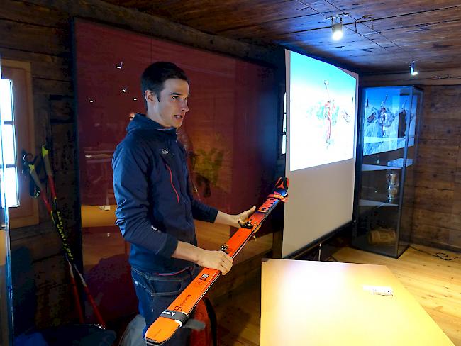 Weltmeister Iwan Arnold präsentiert seine Skitouren-Ausrüstung. 
