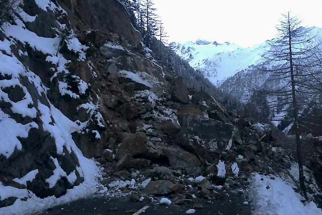 Die von einem Steinschlag versperrte Forclaz-Passstrasse. Der Felssturz hat sich 200 Meter nach der Passhöhe in Richtung Trient ereignet.