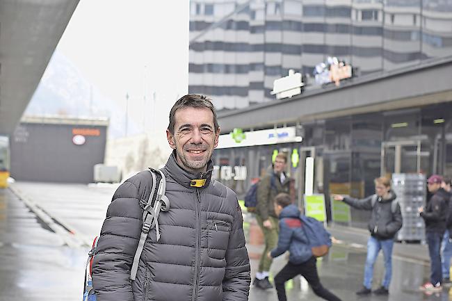Cédric Bonnébault am Visper Bahnhof: «Ich will Netzwerke zwischen Jugendlichen und Erwachsenen aufbauen.»